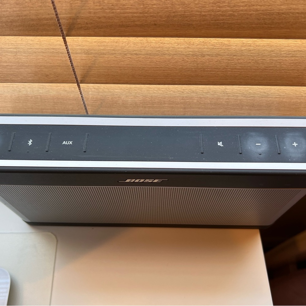COPY - BOSE speaker Bluetooth connection, needs outlet.